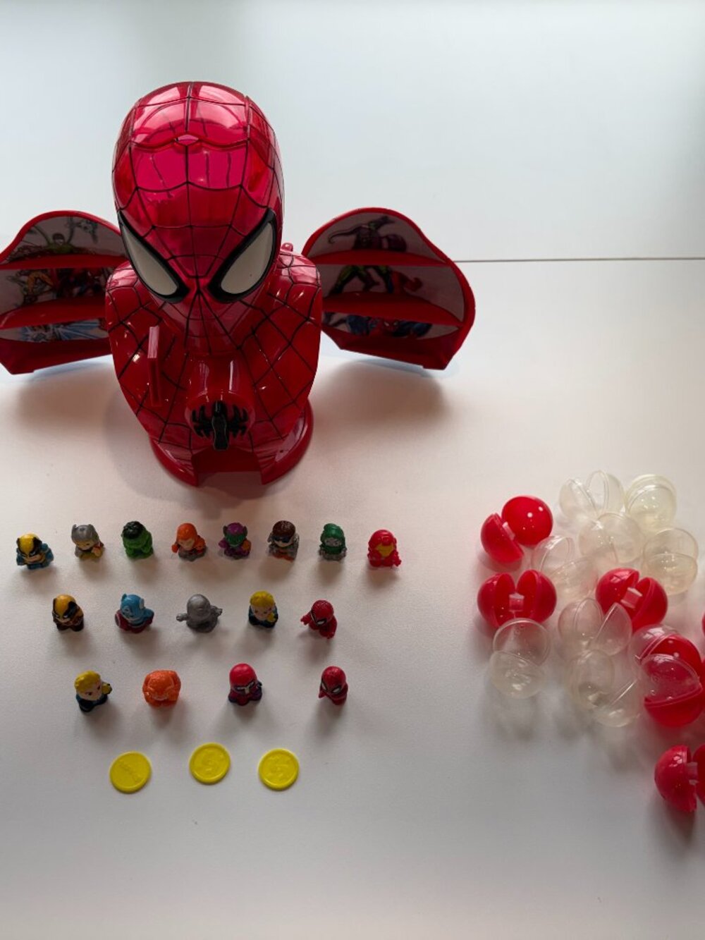 Marvel Spider-Man Case Dispenser 17 Squinkies Coins Bubble Holders